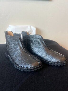 Bernie Mev Women's Textured Leather Ankle Boots, Black with back zipper, size 5